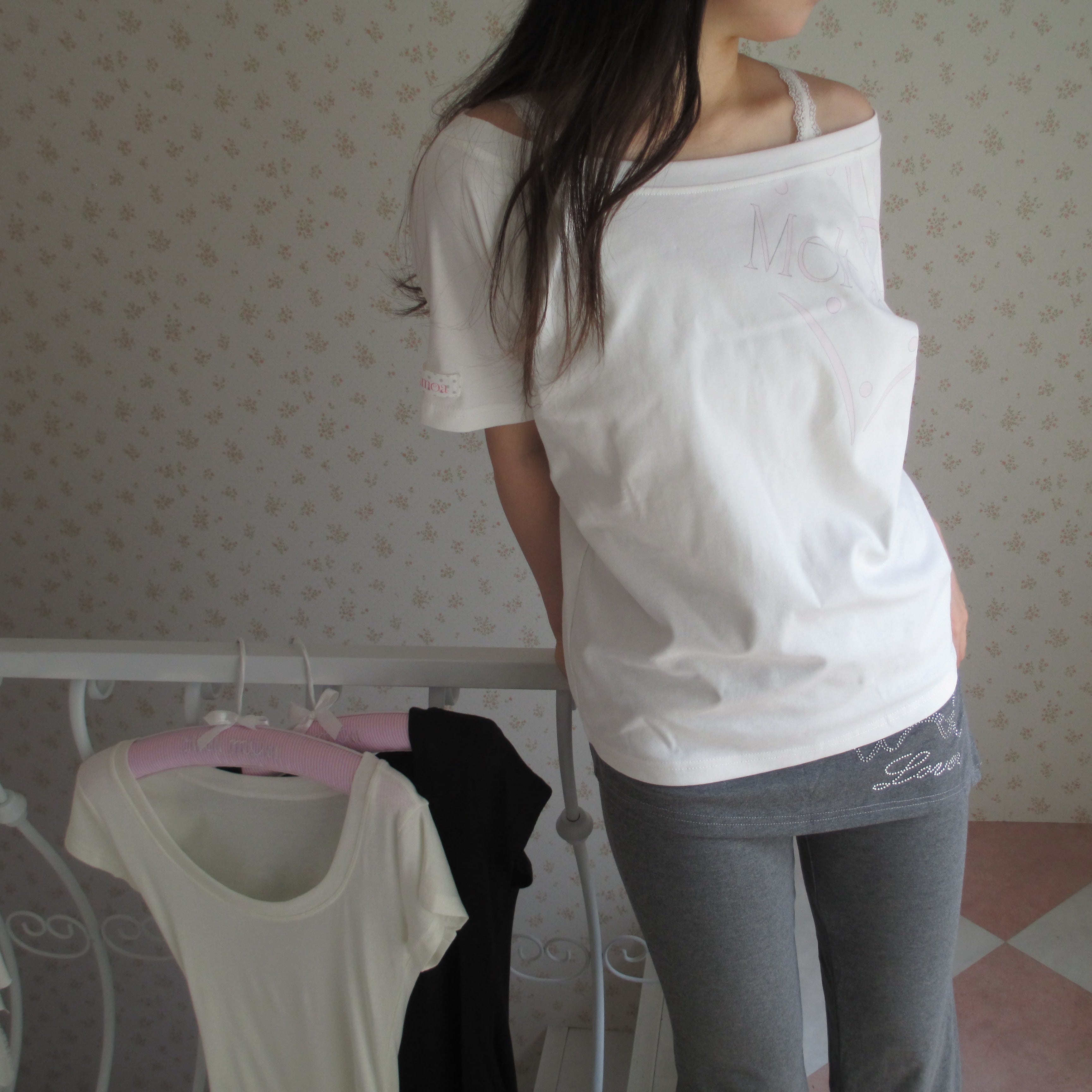 Heart printed off-the-shoulder T-shirt