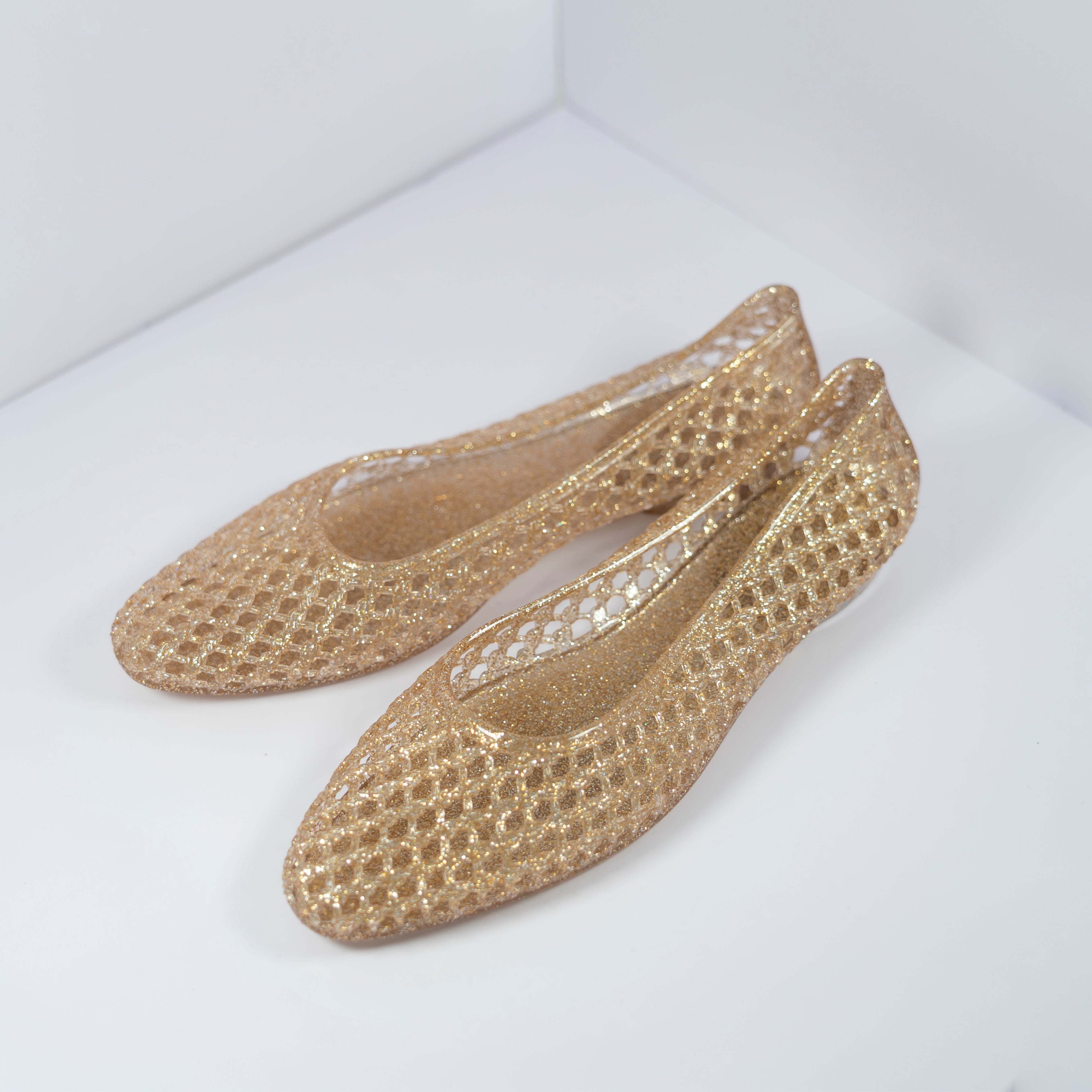 Flat jelly shoes