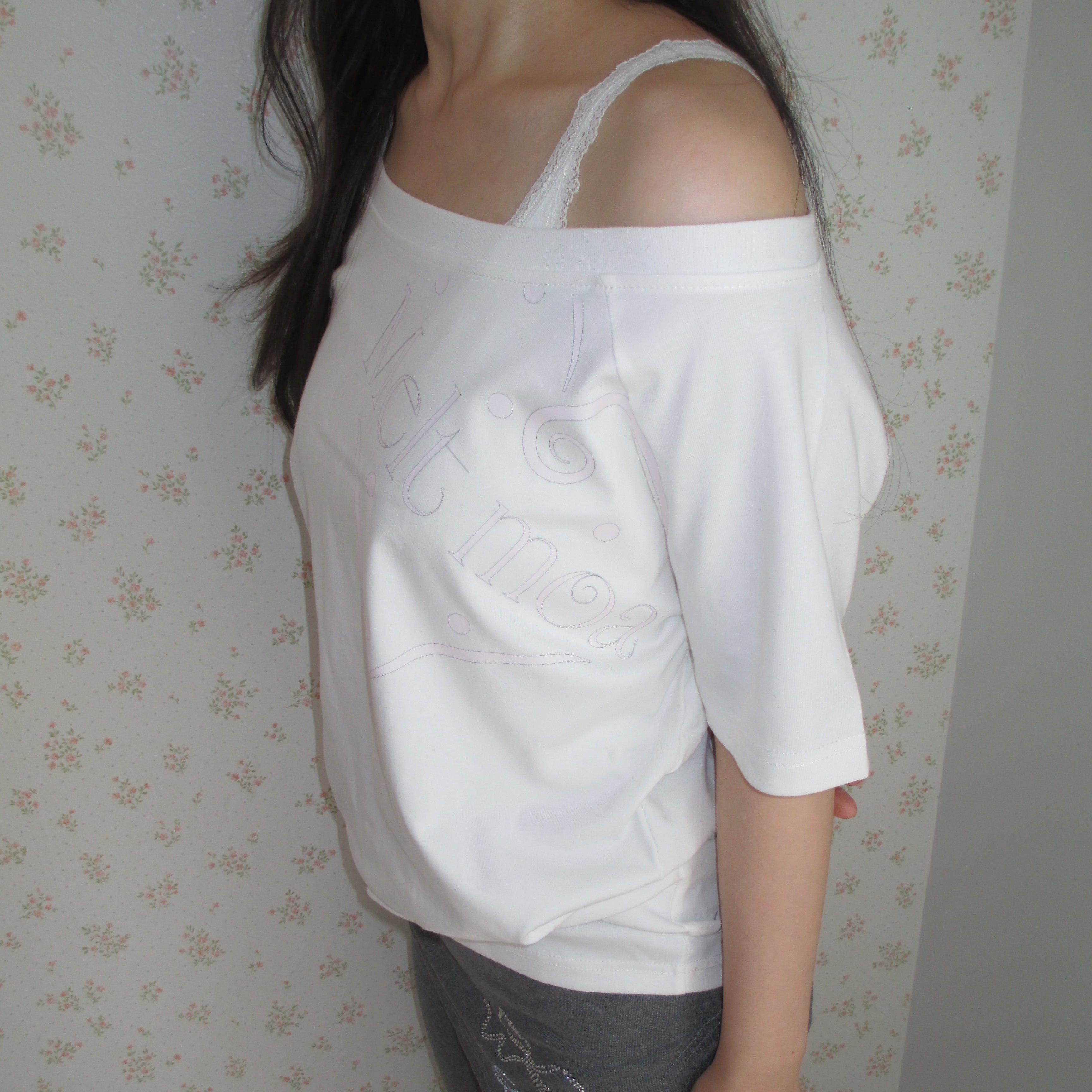 Heart printed off-the-shoulder T-shirt