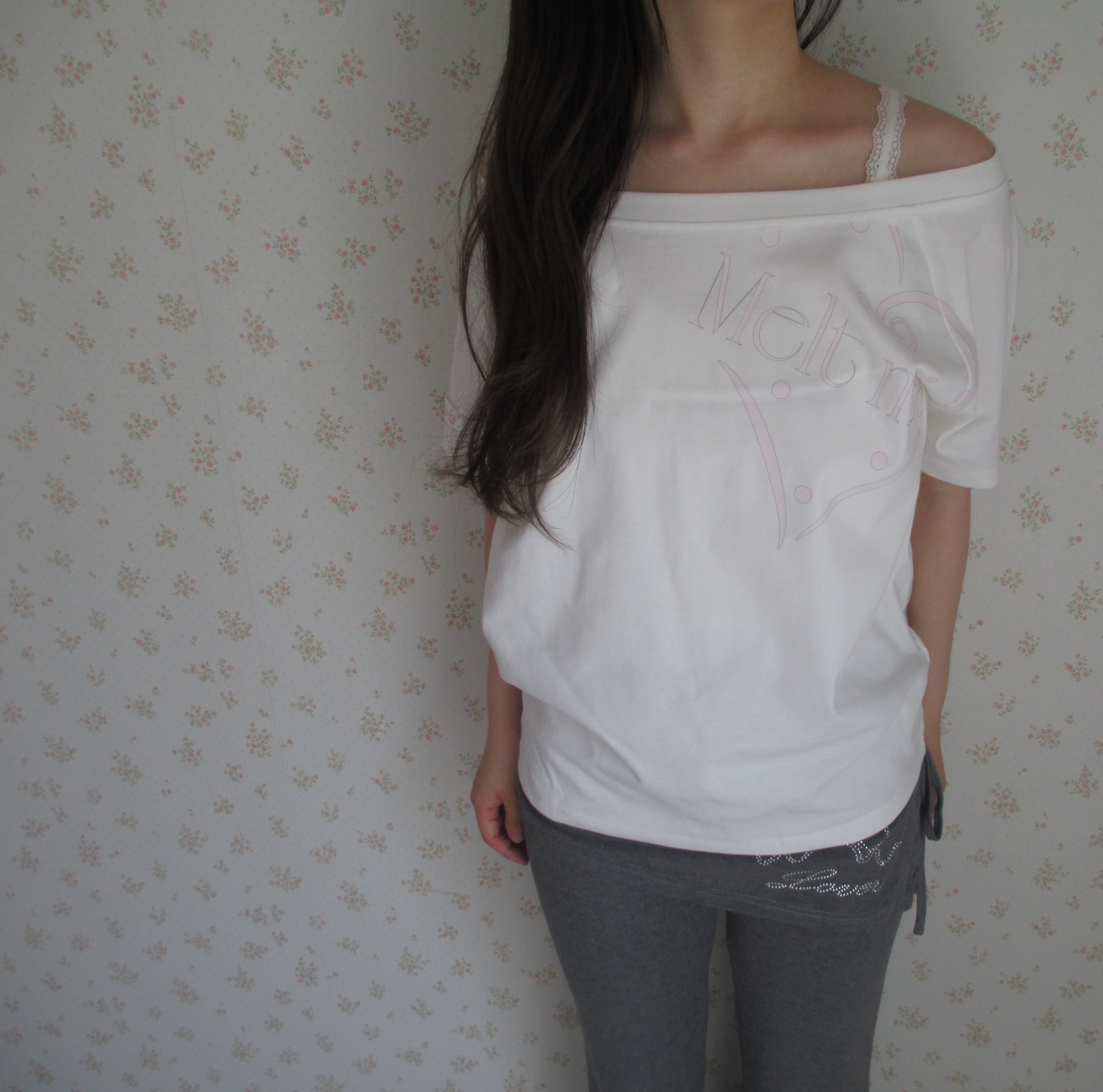 Heart printed off-the-shoulder T-shirt