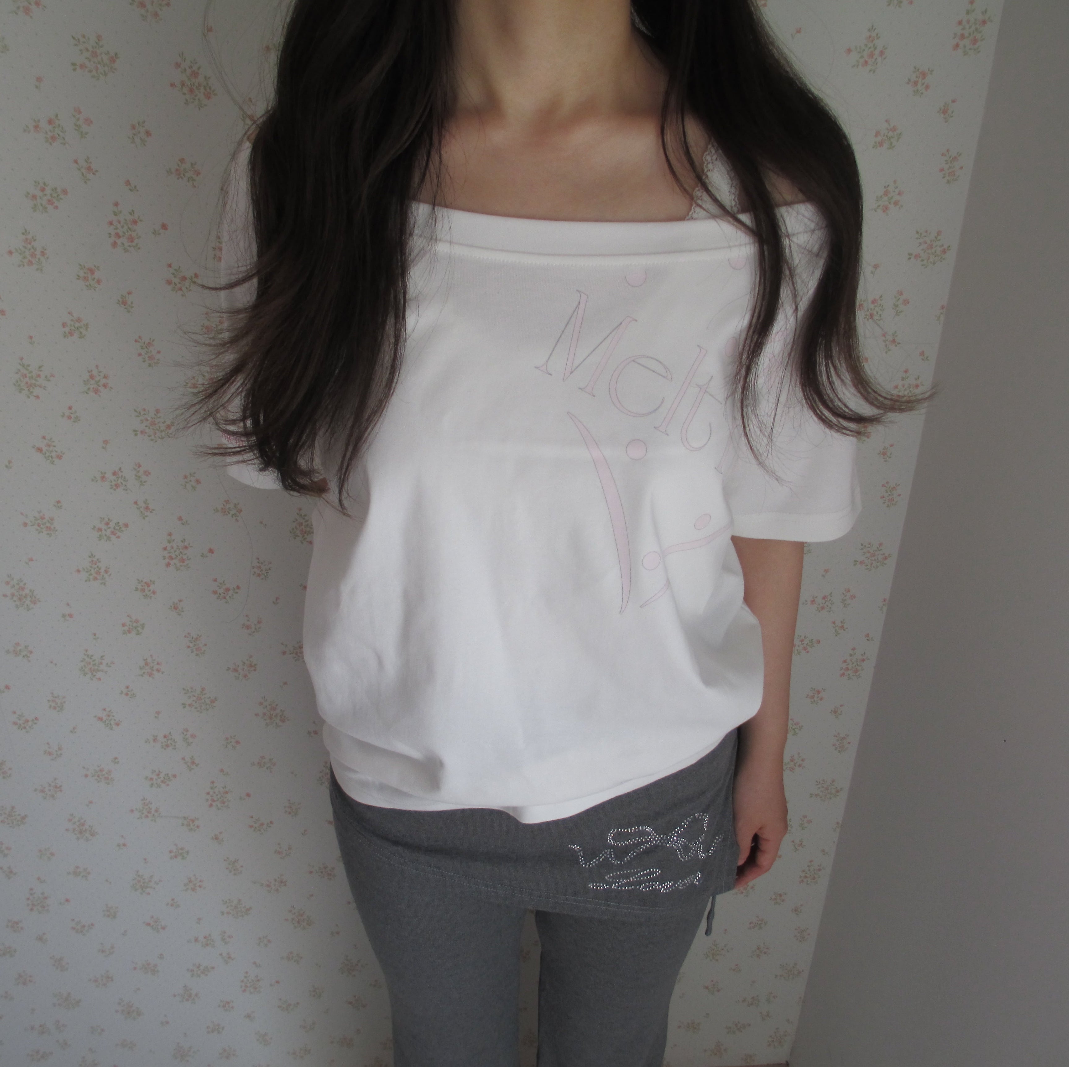 Heart printed off-the-shoulder T-shirt