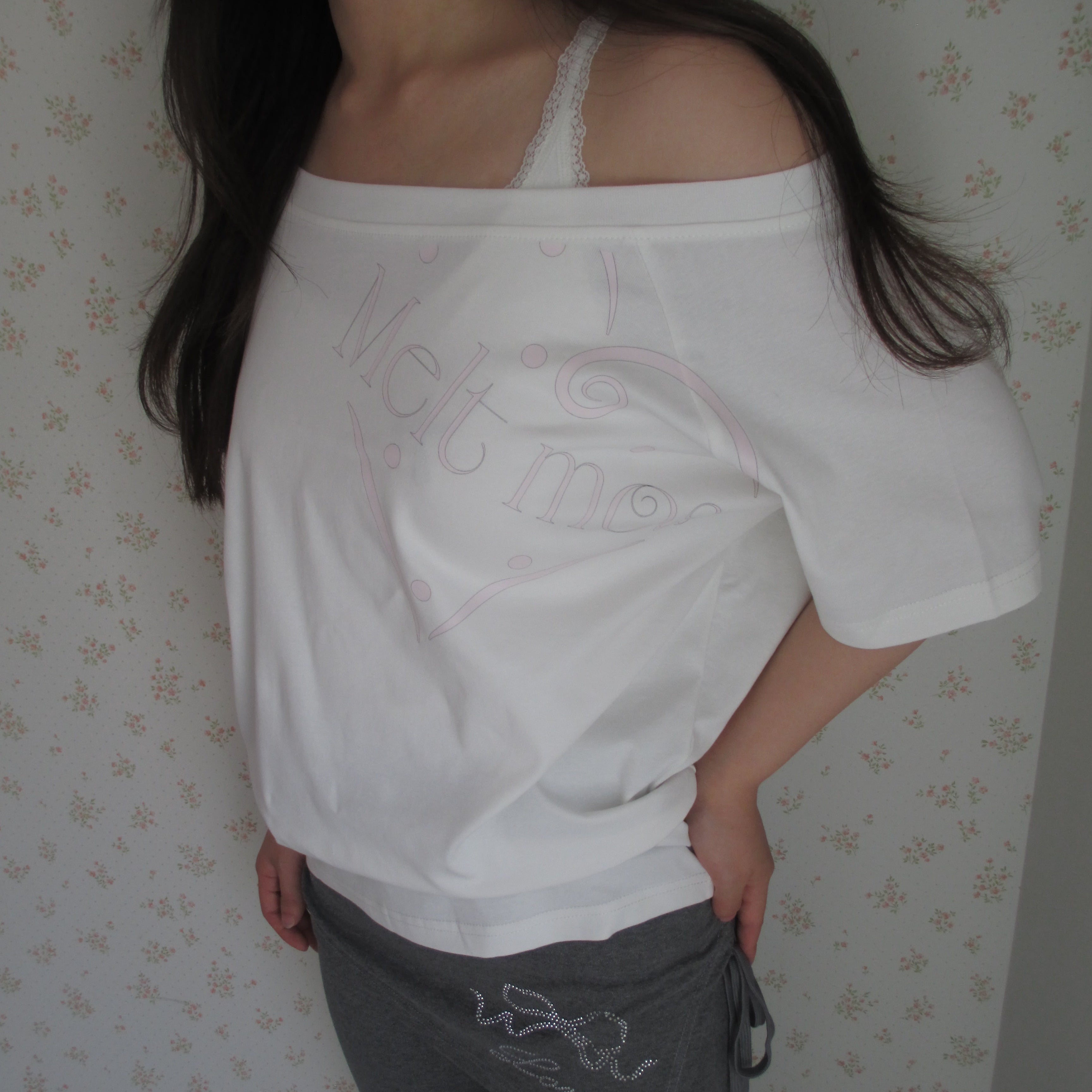 Heart printed off-the-shoulder T-shirt