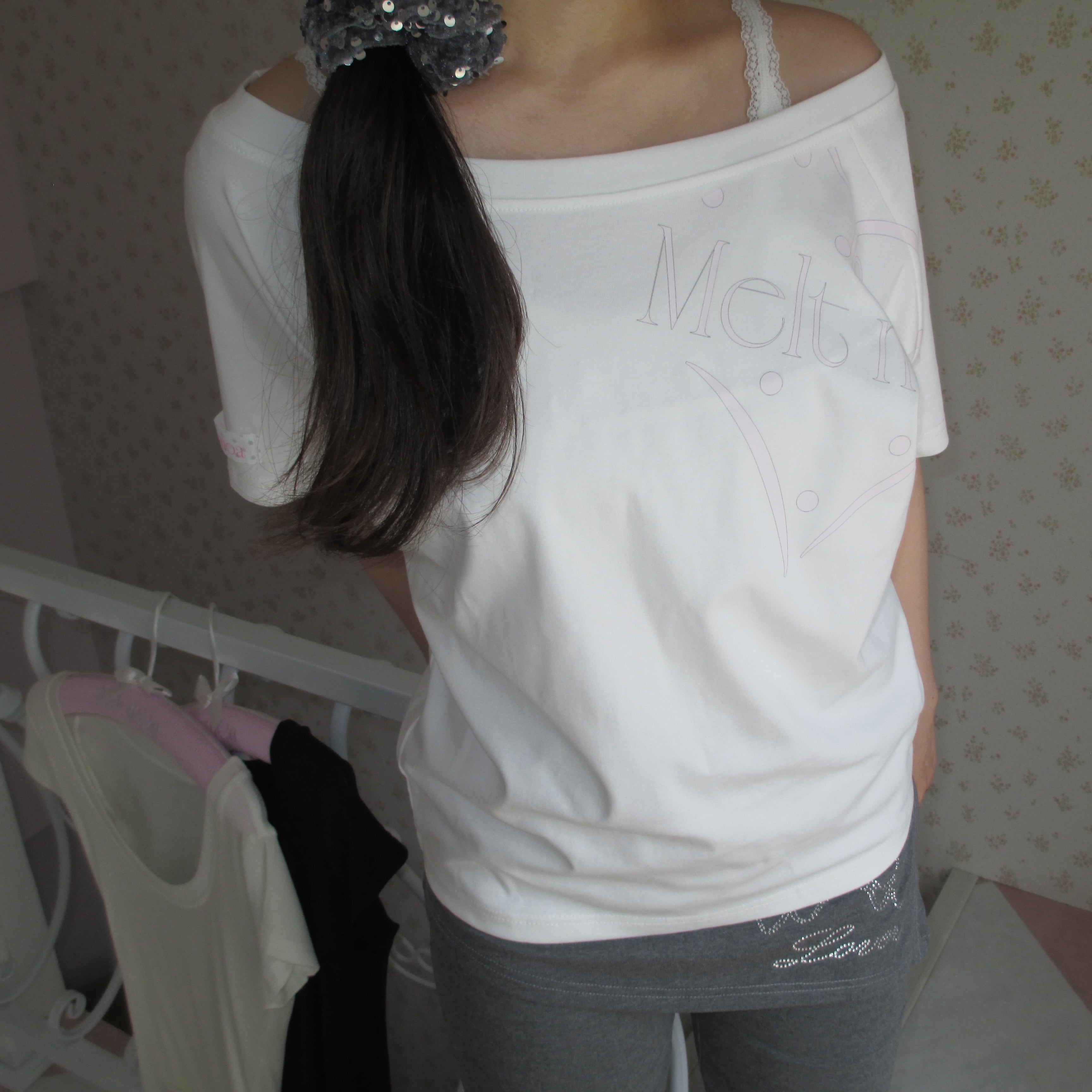 Heart printed off-the-shoulder T-shirt