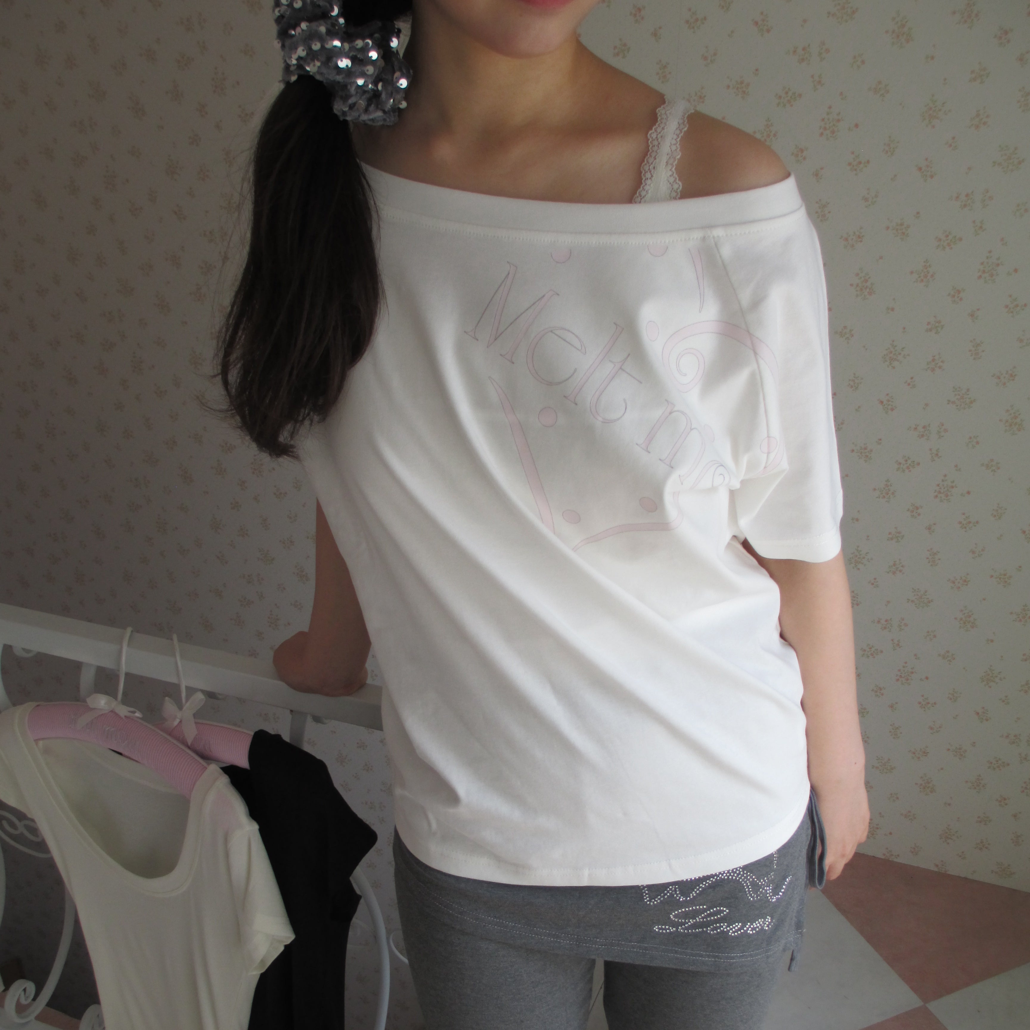 Heart printed off-the-shoulder T-shirt