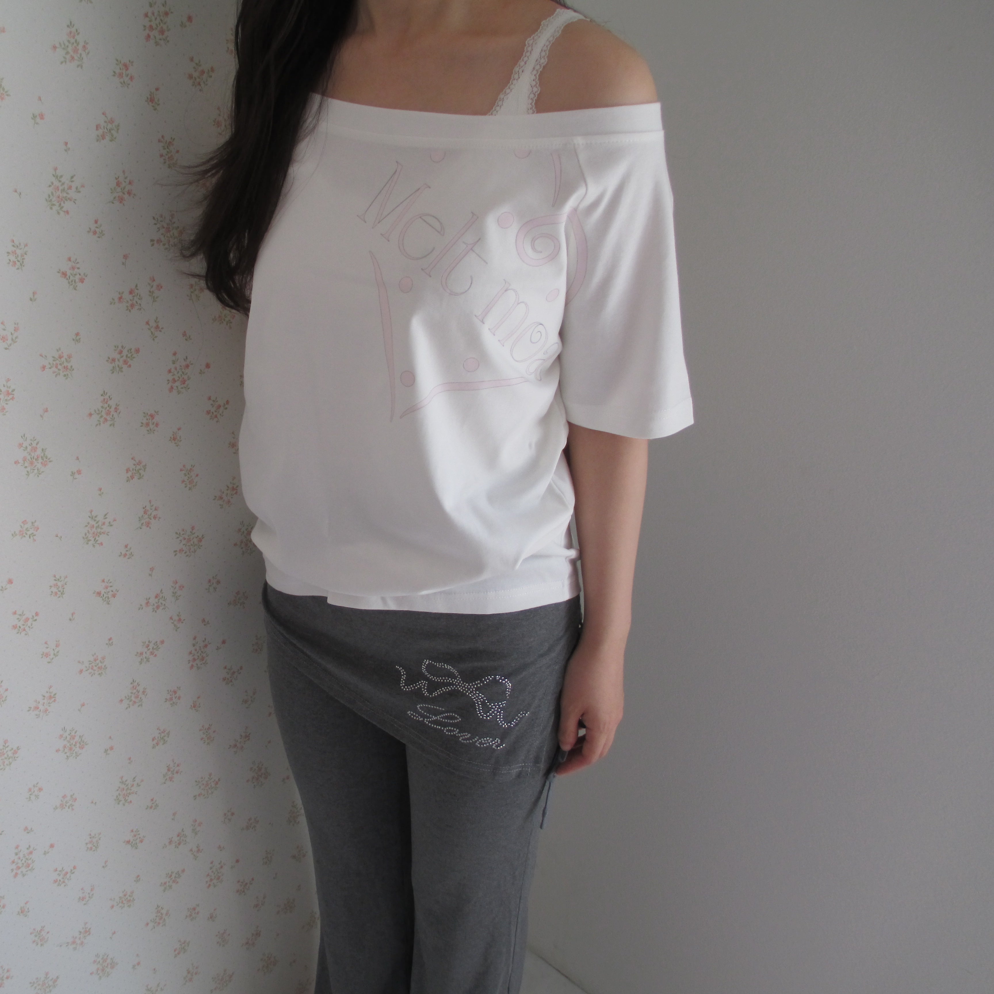 Heart printed off-the-shoulder T-shirt